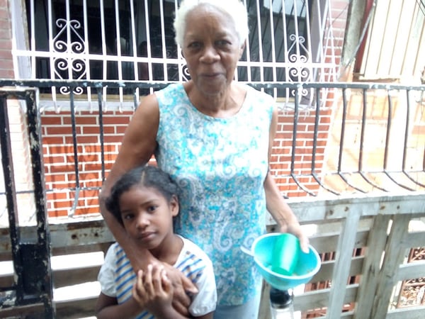 Candelaria Rojas y su nieta acuden aun comerdor popular en Caracas