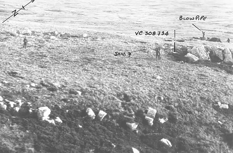 En una foto de reconocimiento britÃ¡nica, se puede ver un soldado argentino apuntando un misil SA-7 y, detrÃ¡s y en una zona de carpas, otro con un misil Blowpipe