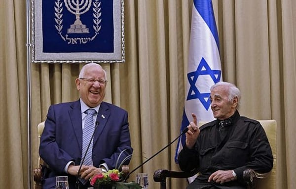 Reuven Rivlin, presidente del Estado de Israel, junto al cantante Charles Aznavour, en la ceremonia en la que éste recibió la medalla “Raoul Wallenberg” por su solidaridad con los judíos perseguidos durante la 2a Guerra Mundial