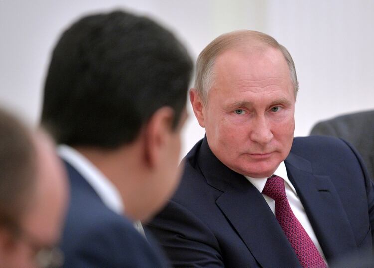 Putin observa a Maduro durante el encuentro