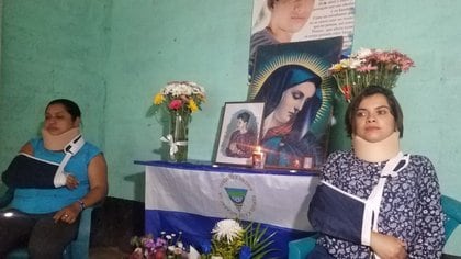 Francisca Machado y su hija Francys Valdivia resultaron lesionadas durante la detención que hizo la Policía en el rezo en memoria de su hijo y hermano respectivamente, Franco Valdivia Machado. (Foto cortesía de La Prensa/Roberto Mora)
