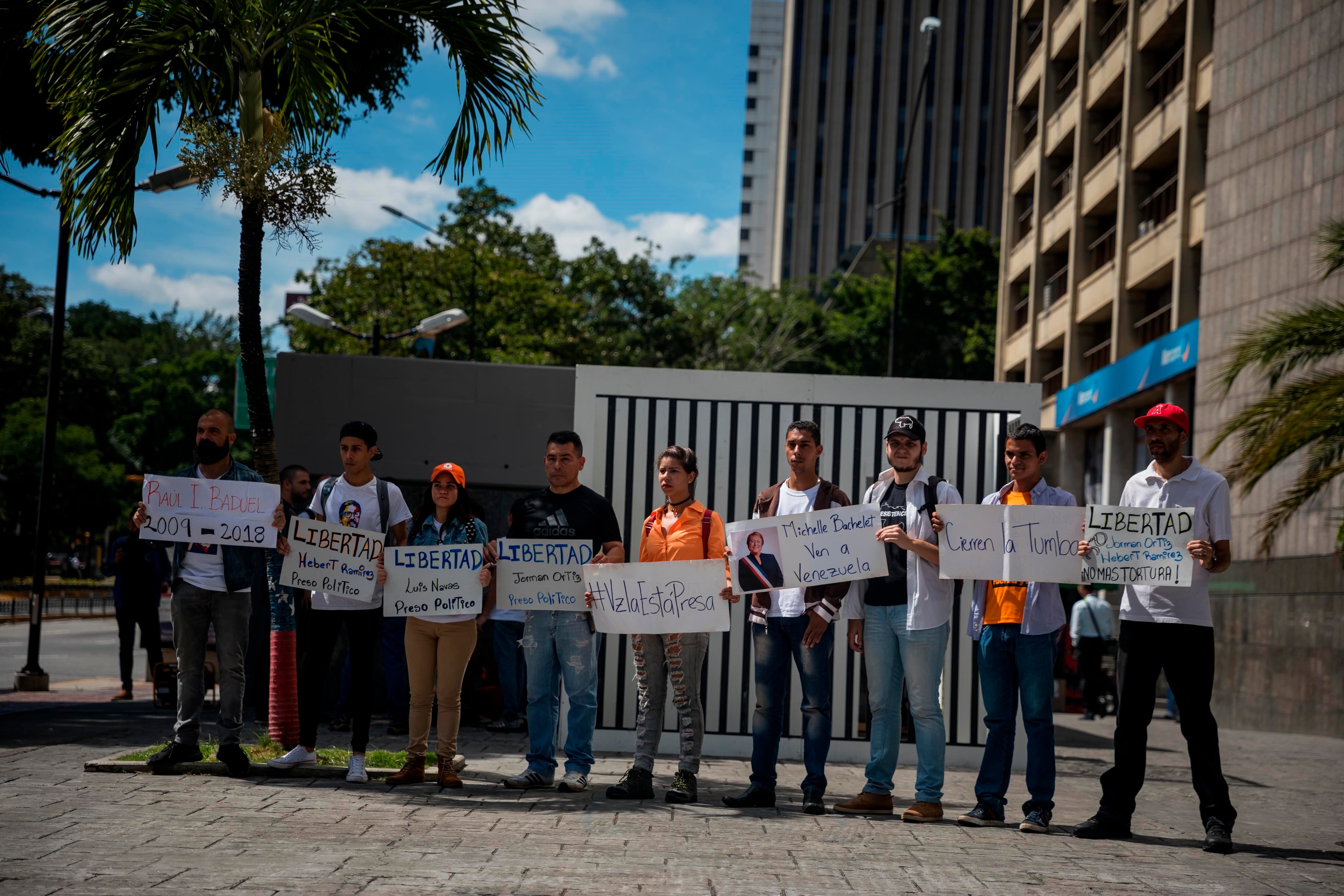 En la imagen el registro de ciudadanos venezolanos al exigir la libertad de los presos políticos (EFE/Miguel Gutiérrez/Archivo)