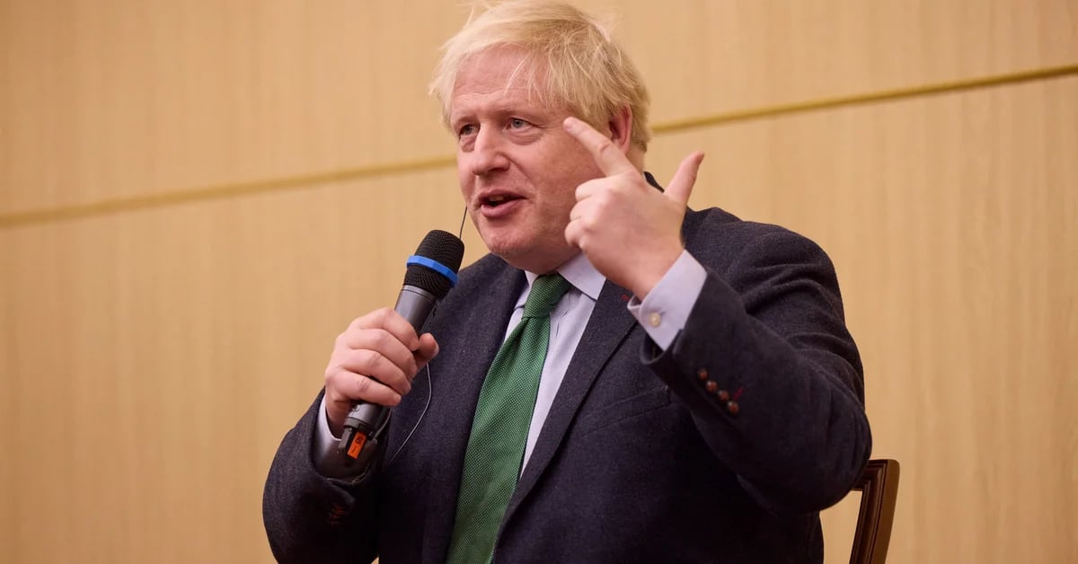 Boris Johnson ha rivelato che Putin ha minacciato di attaccarlo con un missile durante una telefonata: “Ci vorrà solo un minuto”.