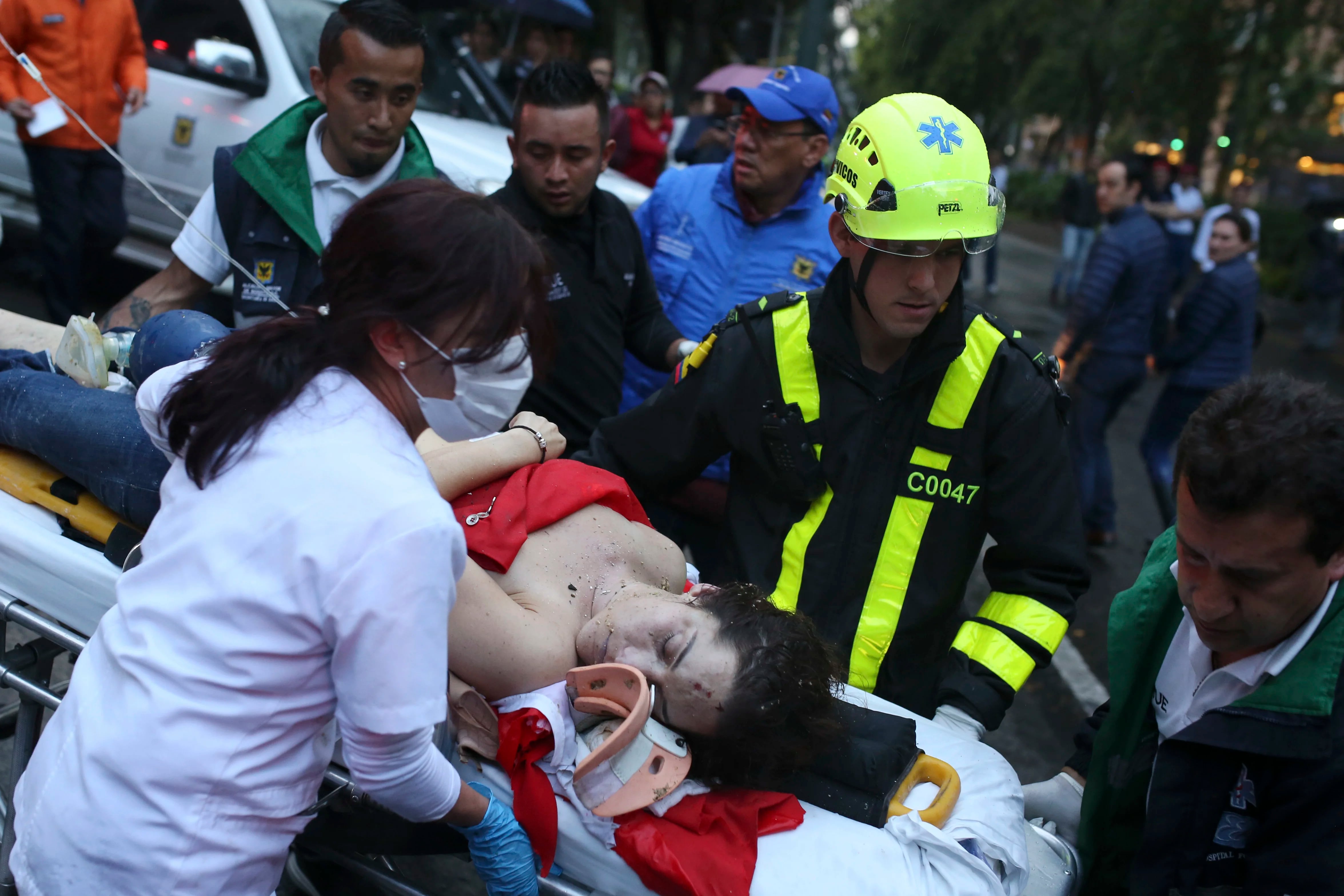 Una mujer es socorrida por un grupo de paramédicos (AP Photo/Ricardo Mazalan)