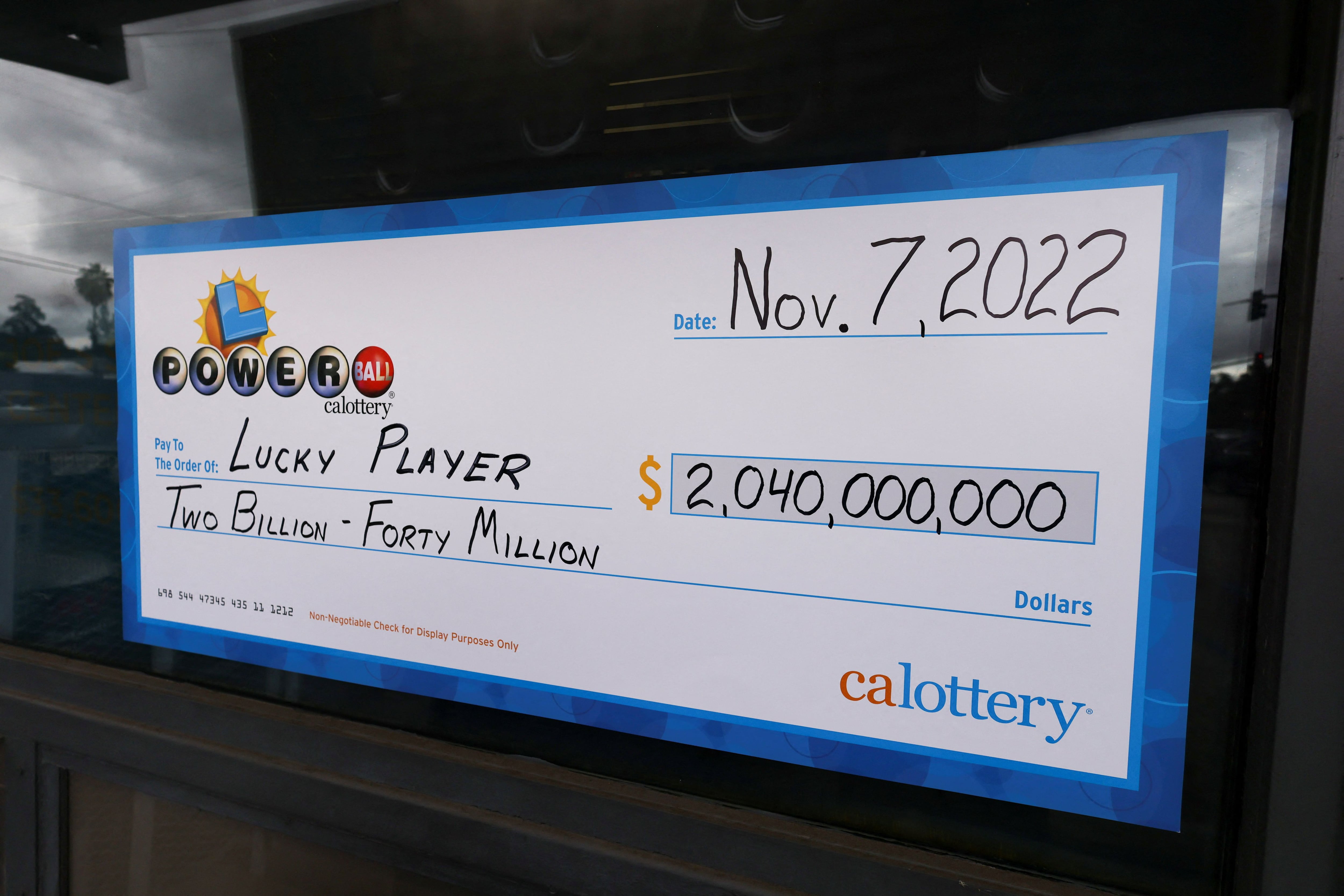 El ppremio mayor acumulado más alto en la historia del Powerball fue de USD 2,040 millones entregados al hispano Edwin Castro el 7 de noviembre de 2022. REUTERS/Mike Blake