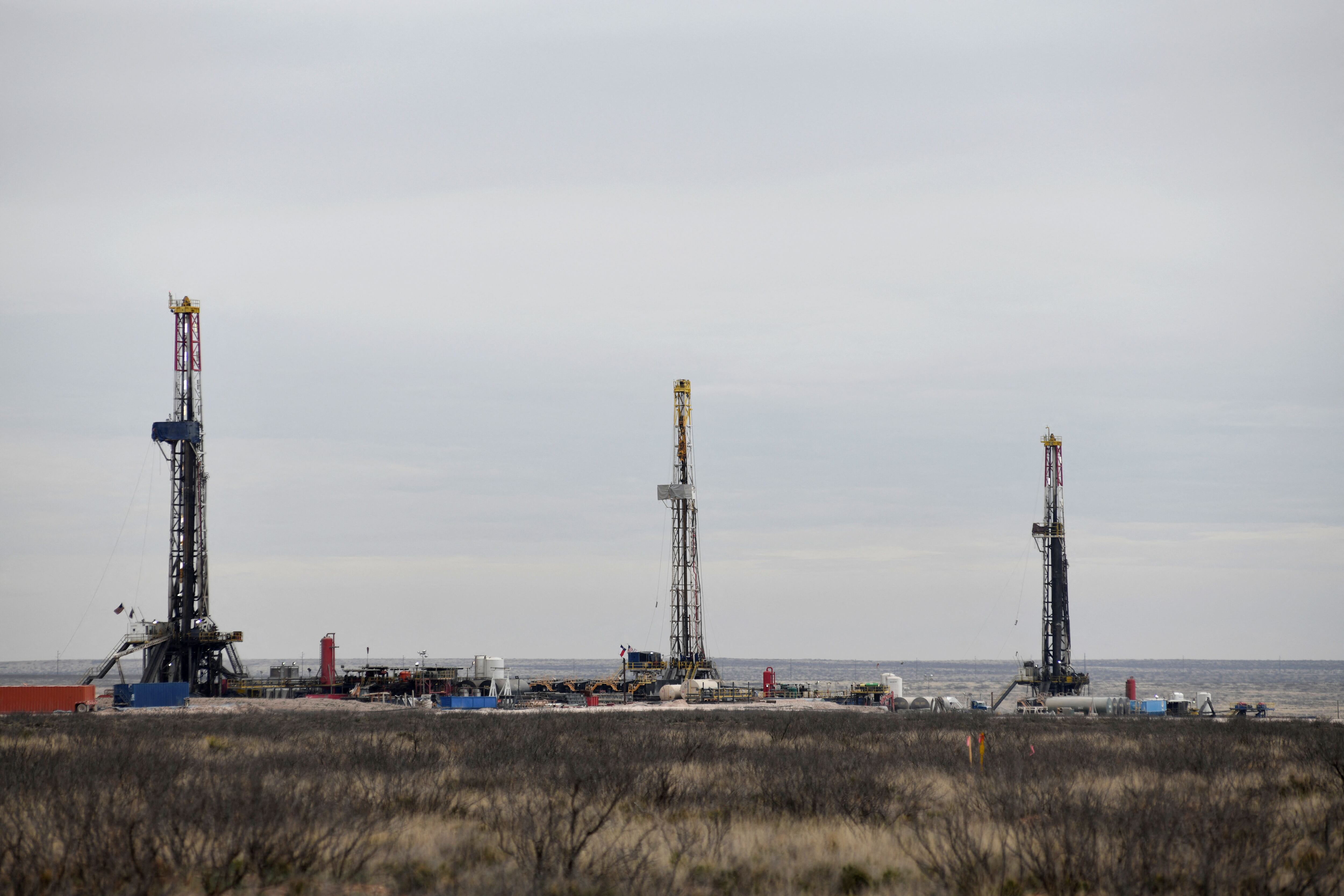 Equipos de perforación operan en la zona de producción de petróleo y gas natural de la cuenca del Pérmico, en el condado de Lea, Nuevo México, EEUU (REUTERS/Nick Oxford)