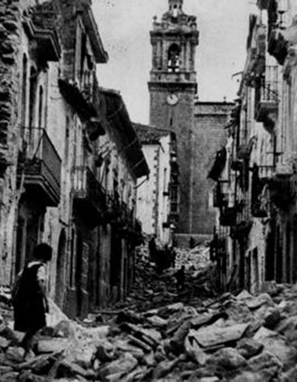Una niña camina sobre los escombros dejados tras la estela delos Junkers que bombardearon poblados que no participaban de la guerra civil española