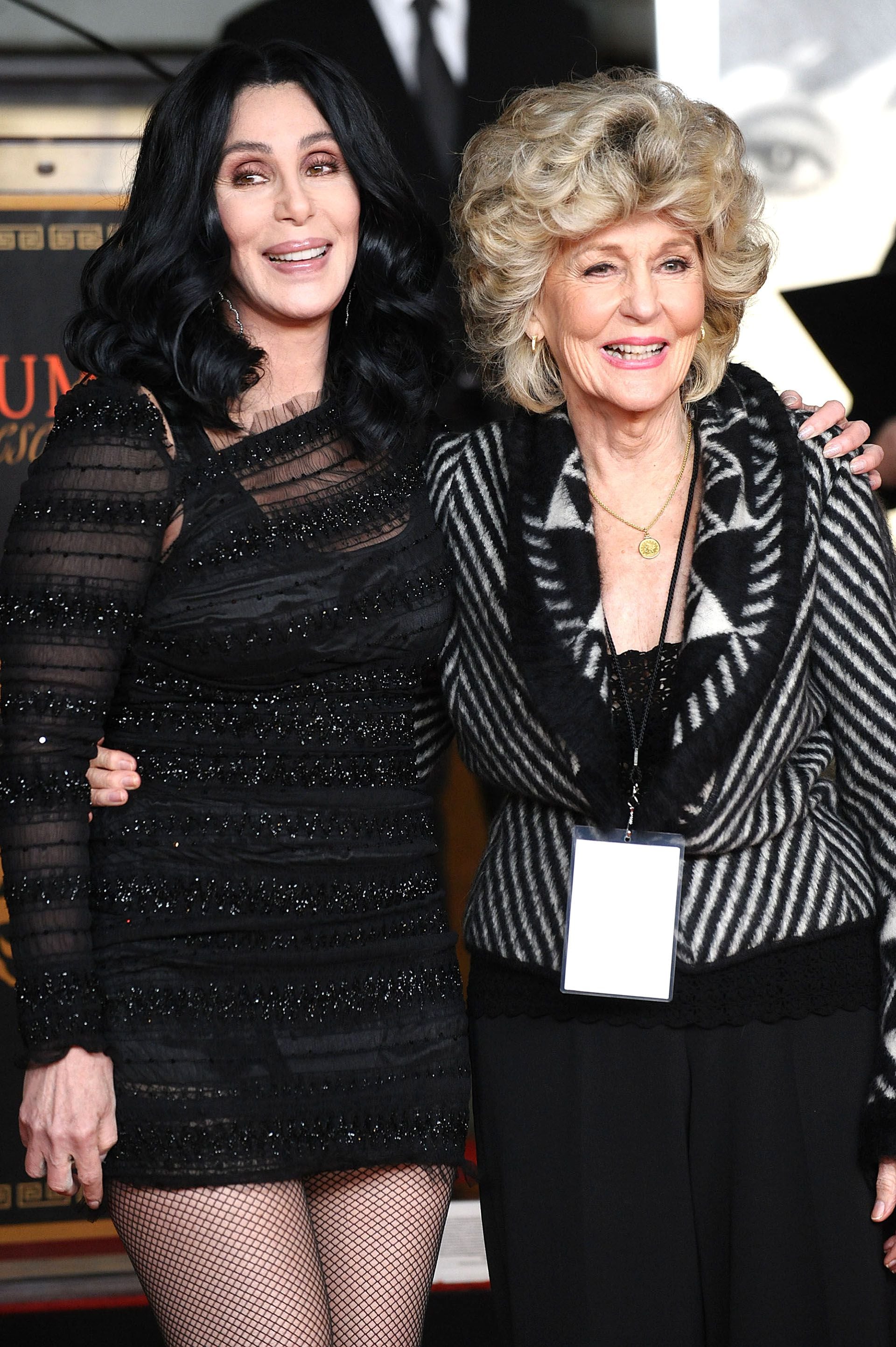 Cher y su madre Georgia Holt en 18 de noviembre de 2010 en Hollywood, California.  (Foto de Jason LaVeris/FilmMagic)
