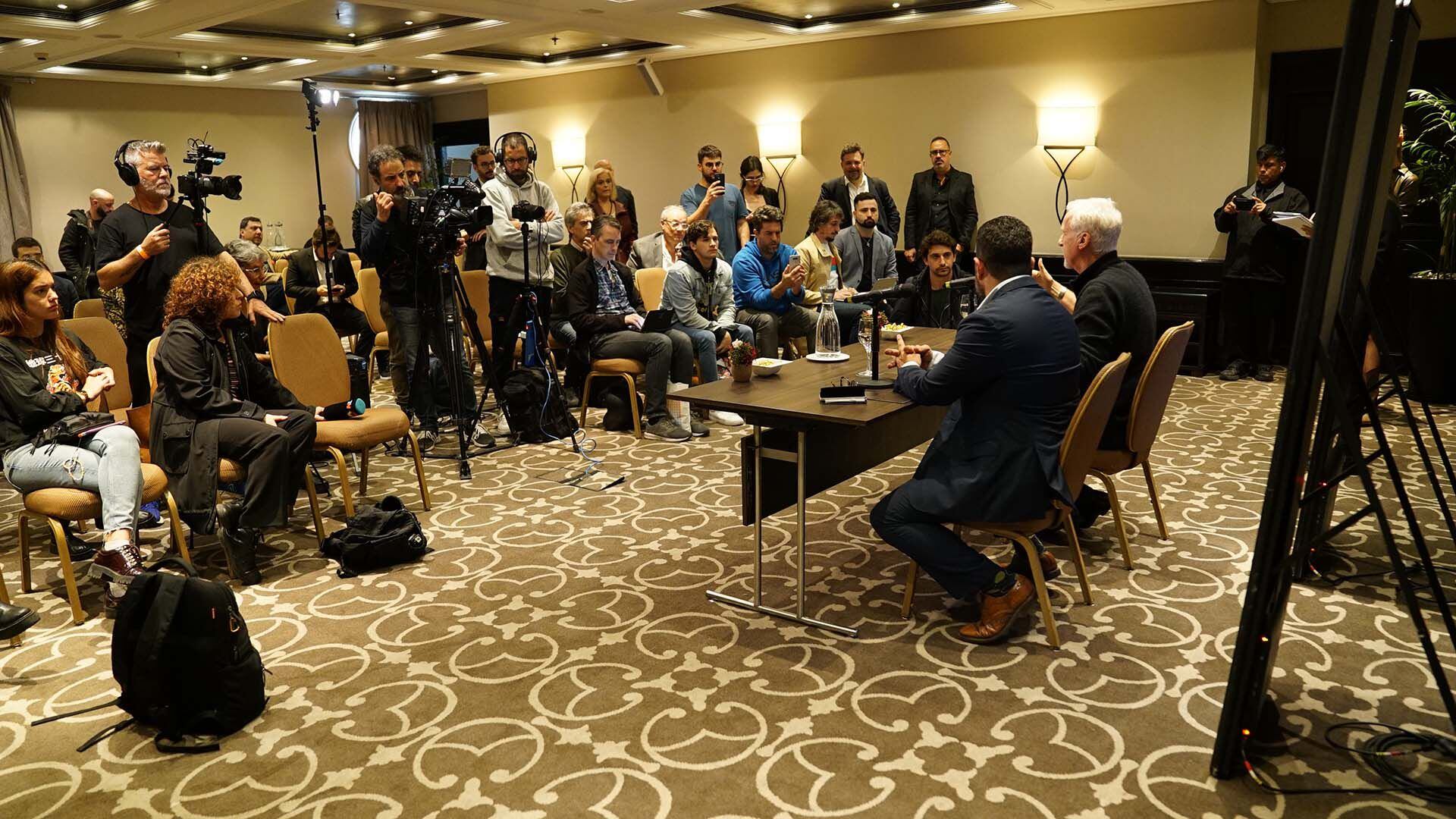 Cameron brindó una conferencia de prensa en Buenos Aires en su último día en el país