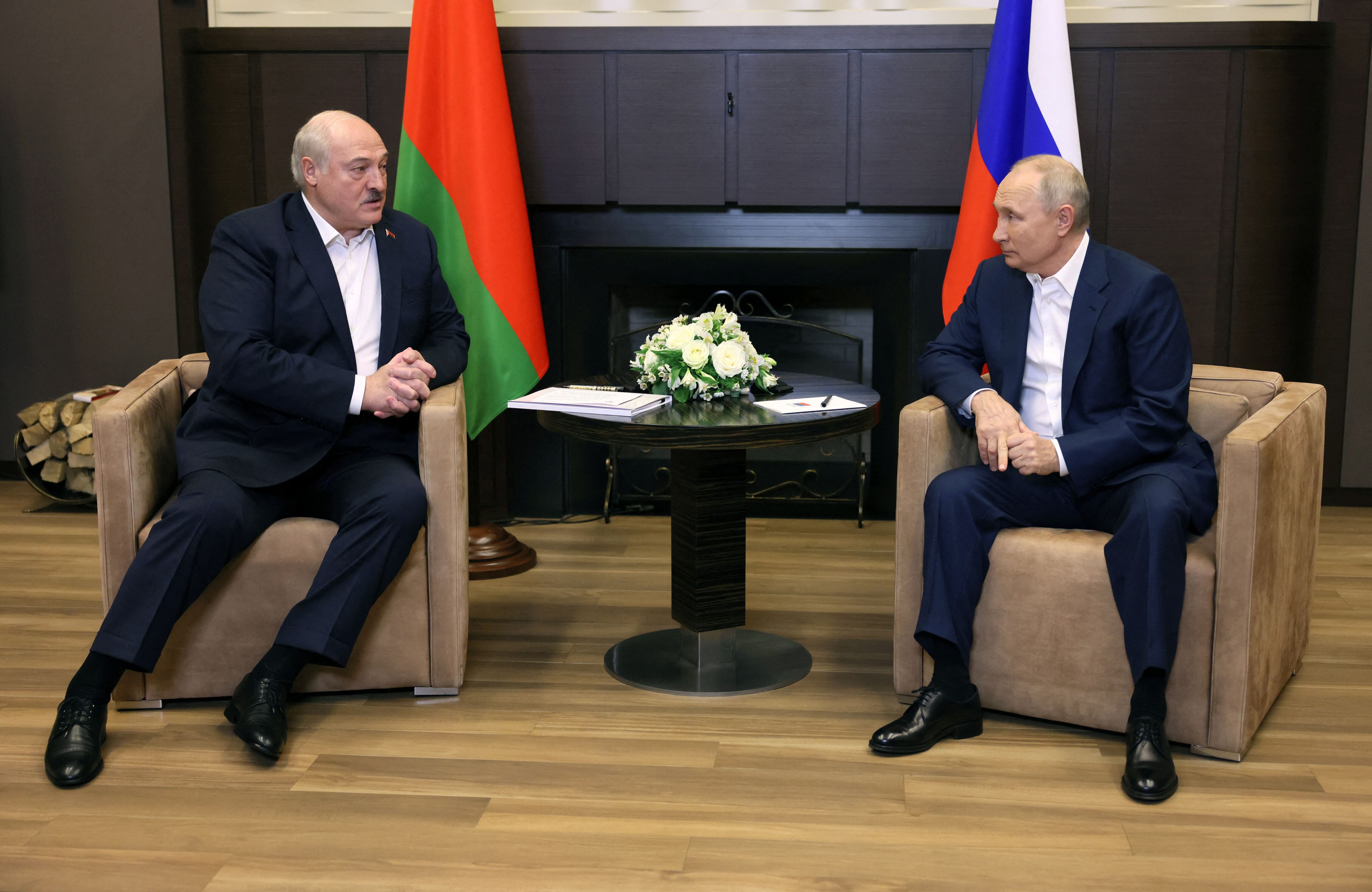 El presidente ruso Vladimir Putin y el presidente bielorruso Alexandre Lukashenko en una reunión en Sochi, Rusia (Sputnik/Mikhail Metzel/REUTERS)