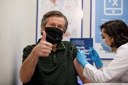 El alcade de Toronto,  John Tory, al recibir su vacuna de AstraZenca el 10 de abril.