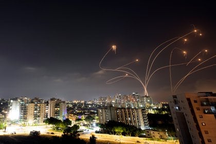 El sistema antimisles en acción sobre Ashkelon (Reuters)