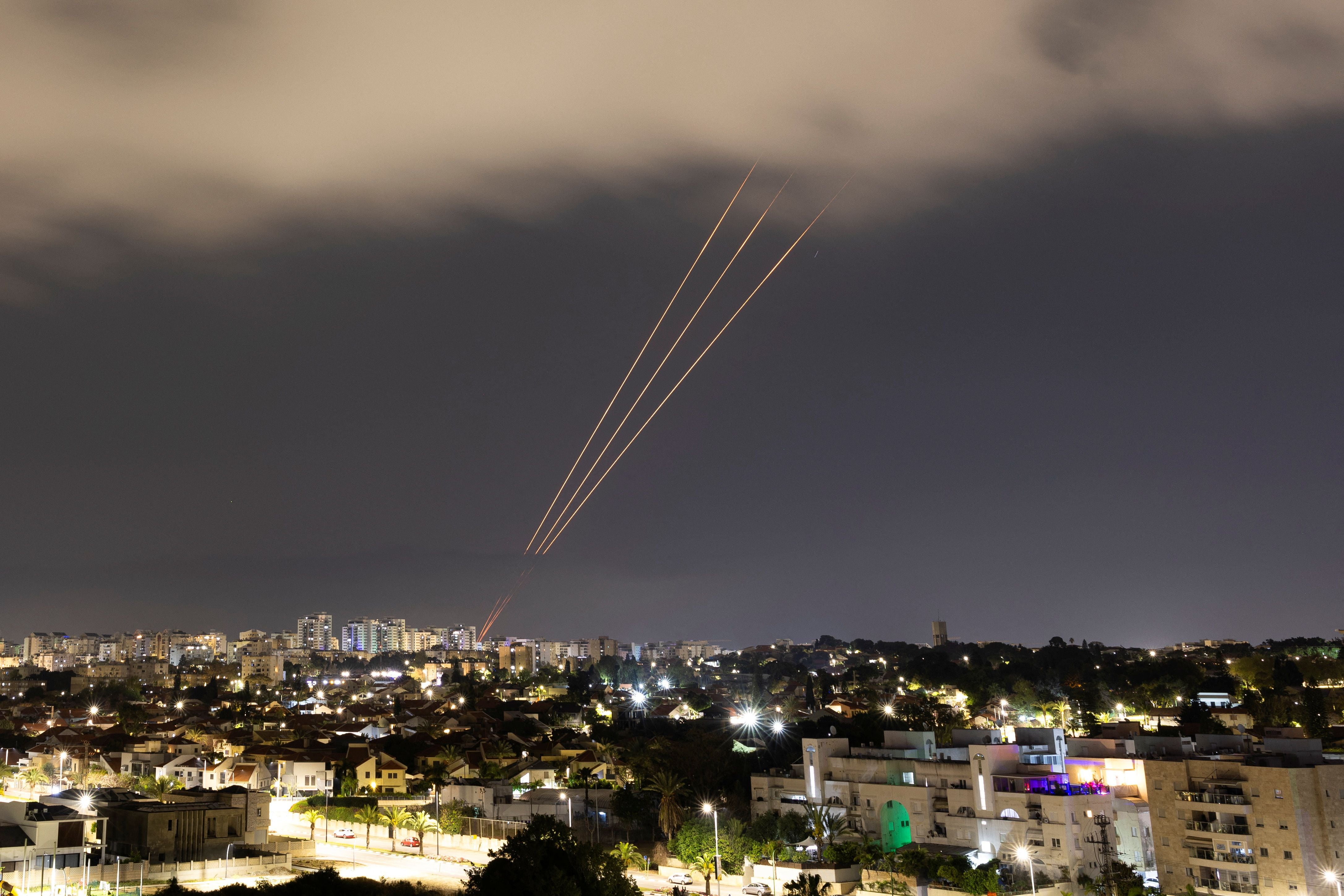Un sistema antimisiles opera después de que Irán lanzara drones y misiles hacia Israel, visto desde Ashkelon, Israel (REUTERS/Amir Cohen)
