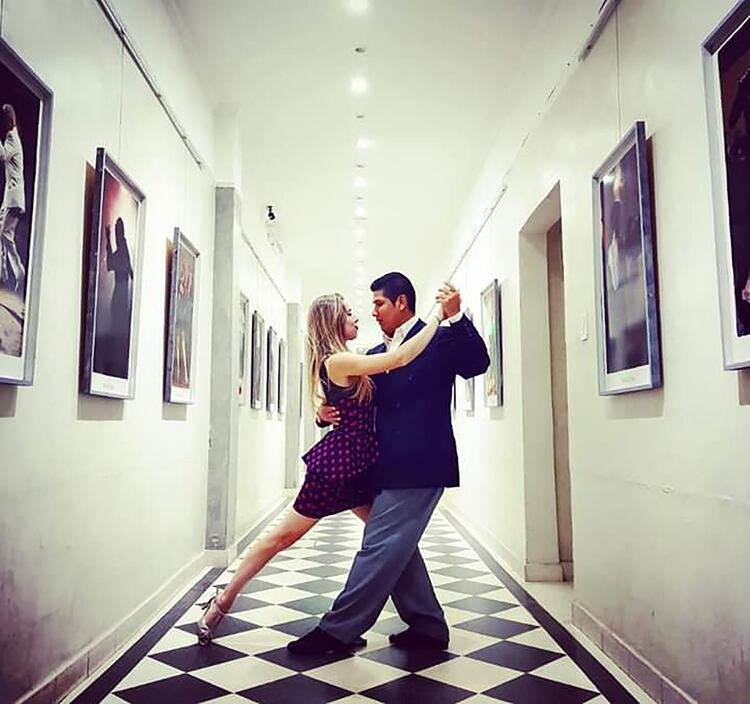 Sofía estudió en la Universidad Nacional de las Artes (UNA) y es bailarina de tango. Así posaba en una muestra de baile en el Salón Canning.