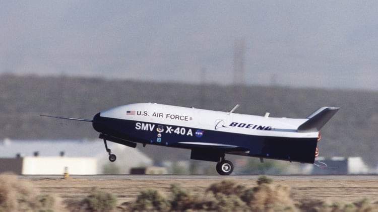 Un vehículo espacial X-40, prototipo anterior que fue fusionado al proyecto del X-37B, durante el aterrizaje (Shutterstock)