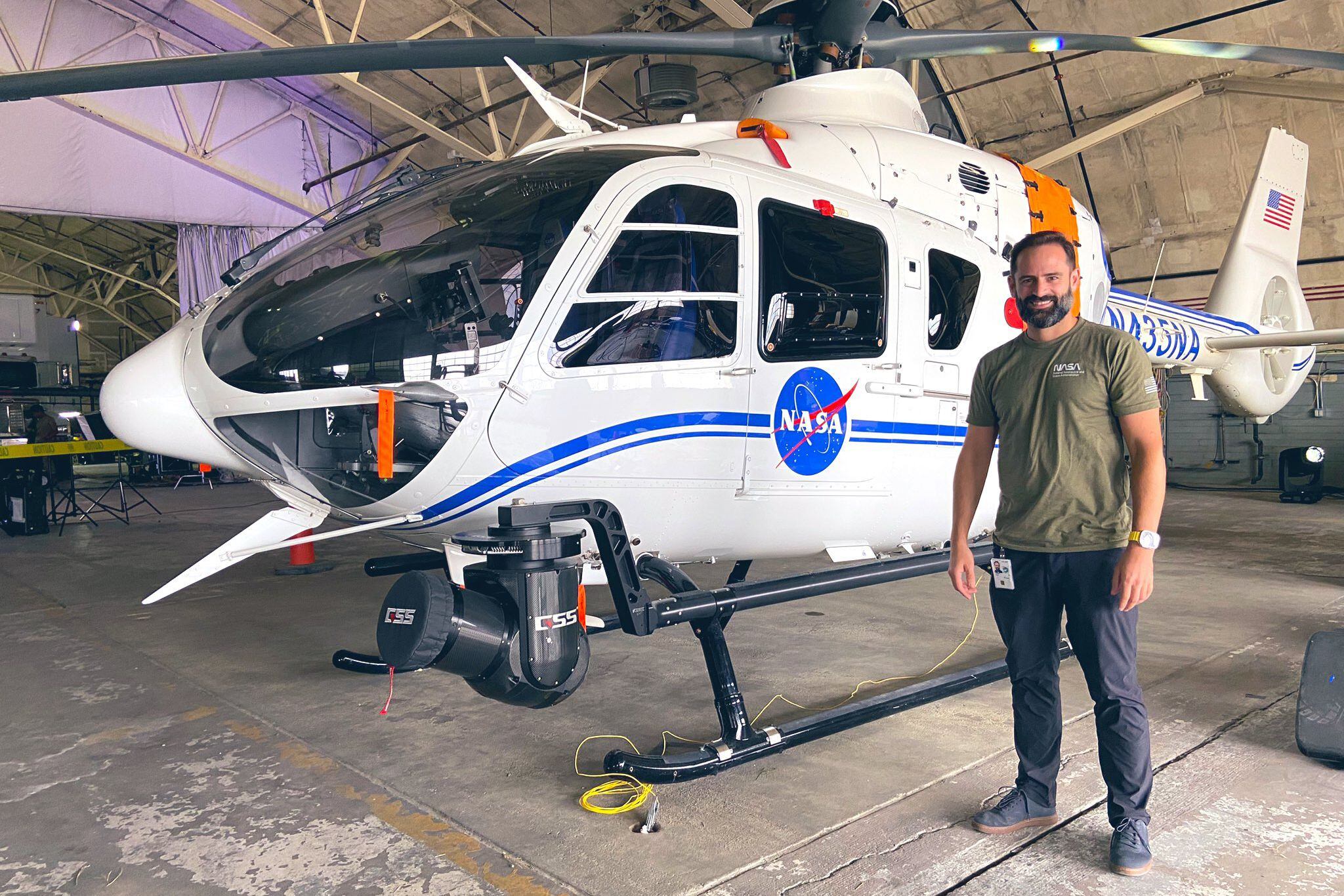El científico planetario argentino Lucas Paganini aparece junto al helicóptero que trabajó en la recuperación de la cápsula de la misión OSIRIS-REx. (EFE/Lucas Paganini)
