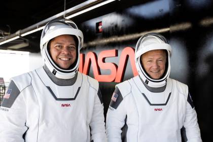 Los astronautas de la NASA Bob Behnken (i) y Doug Hurley (d) lucen sus trajes en el Centro Espacial Kennedy, en Cabo Cañaveral (EFE/SpaceX)
