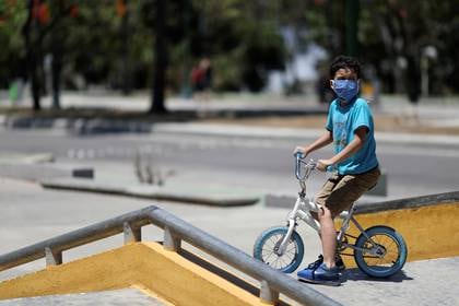 Un niño juega en un parque durante un permiso de 8 horas para que los menores de 14 años salgan al exterior, mientras continúa la cuarentena nacional debido al brote de coronavirus en Caracas, Venezuela, el 26 de abril de 2020 (REUTERS/Manaure Quintero)