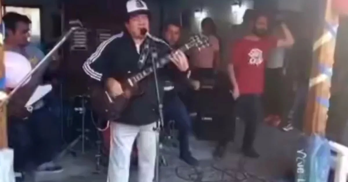 Alvarez ha cantato ancora pietà: un recente video di lui con una rock band è diventato virale