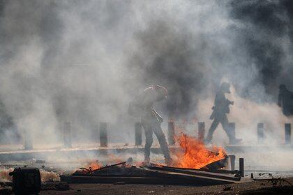 Humo, fuego y caos en las calles de Beirut (REUTERS/Hannah McKay)