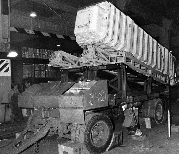 Mayo de 1982: vista de la plataforma inercial de lanzamiento con sus tacos de fijaciÃ³n durante la construcciÃ³n de la baterÃ­a terrestre de misiles Exocet MM-38 (Chacho RodrÃ­guez MuÃ±oz)