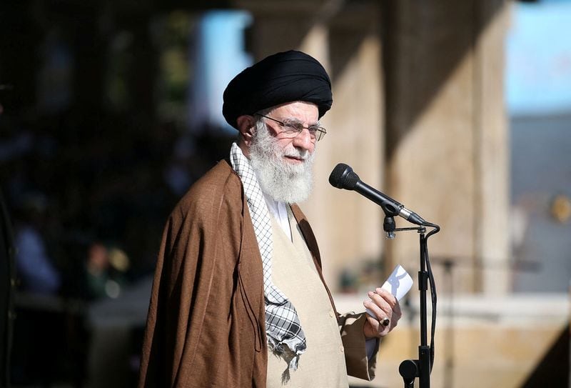 FOTO DE ARCHIVO. El Líder Supremo de Irán, el Ayatolá Ali Jamenei, habla durante una ceremonia de graduación de oficiales de las fuerzas armadas en la academia Imam Ali en Teherán, Irán, el 10 de octubre de 2023. Oficina del Líder Supremo de Irán/WANA (Agencia de Noticias de Asia Occidental) vía REUTERS