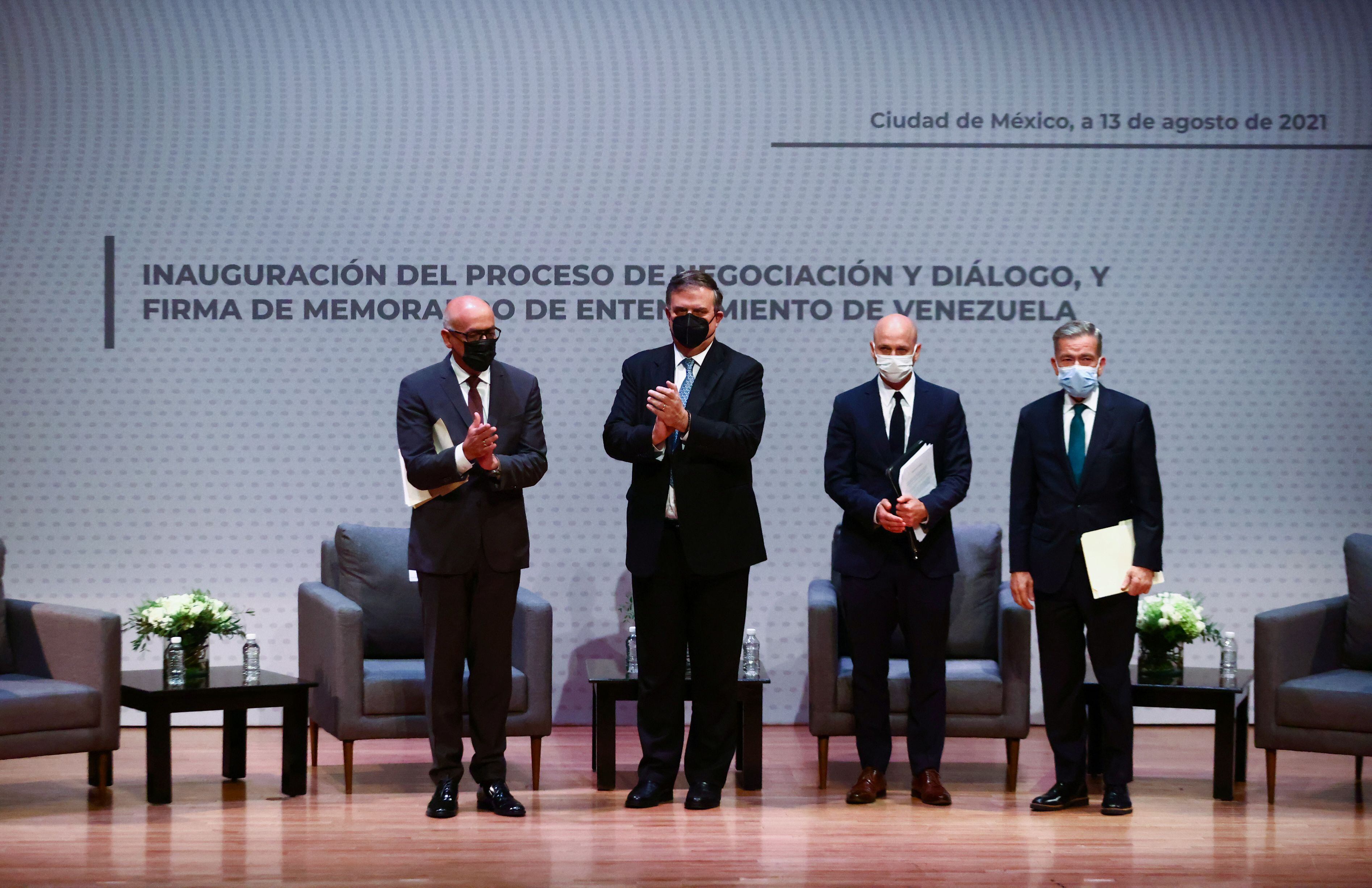 El “memorando de entendimiento” fue suscrito por Jorge Rodríguez, a nombre del gobierno del presidente Nicolás Maduro, y Gerardo Blayde, por la llamada “Plataforma Unitaria” (Foto: REUTERS)