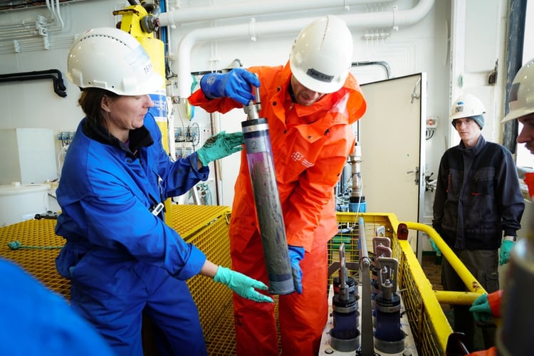 Los investigadores Louise Kiel Jensen y Hans-Christian Teien toman muestras del submarino Komsomolets (Reuters)