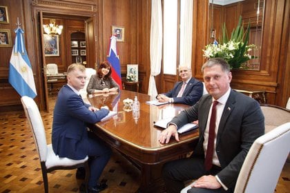 El vicepresidente recibió al diplomático ruso tras el viaje de la delegación argentina a ese país