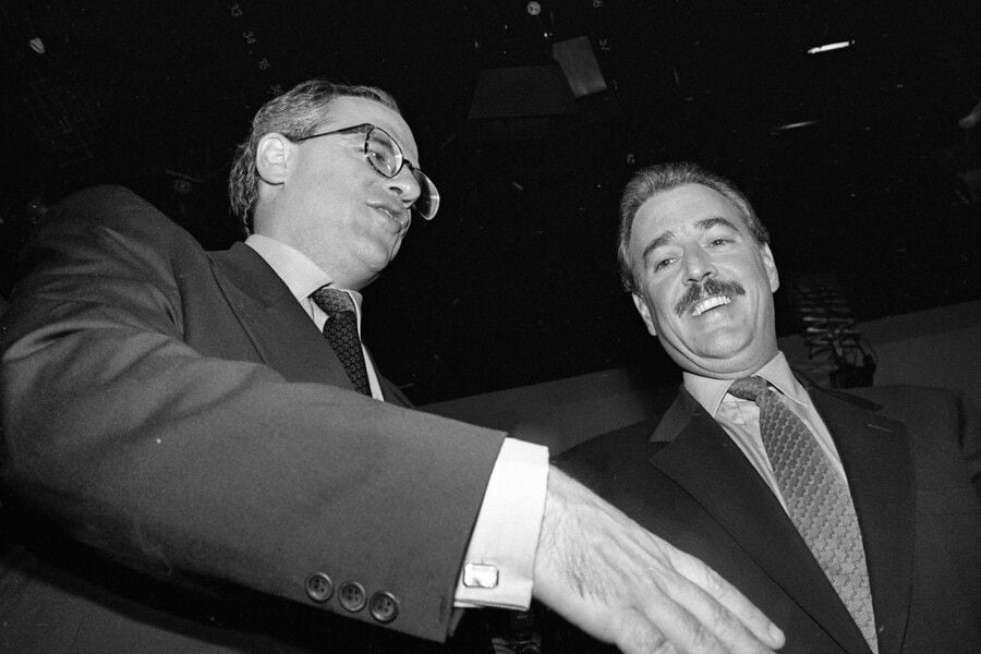 Ernesto Samper al lado de Andrés Pastrana, su rival durante las elecciones presidenciales de 1994 - crédito Colprensa