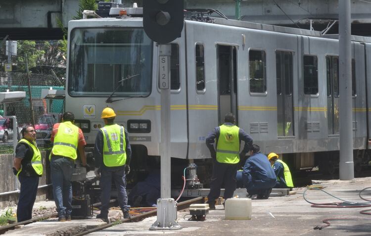 El gobierno diagnosticó un grave deterioro de las vías que usa el Tren Ligero (Foto: Armando Monroy/ Cuartoscuro)