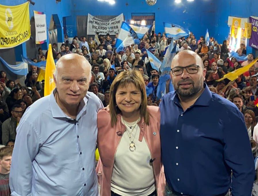 Patricia Bullrich con Néstor Grindetti, candidato a gobernador, y Lalo Creus, candidato a intendente matancero, en un acto de cierre de campaña en La Matanza