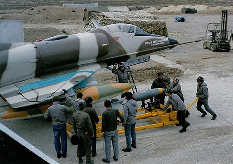 Los tÃ©cnicos cargando las bombas de 250 kg en uno de los A4-C