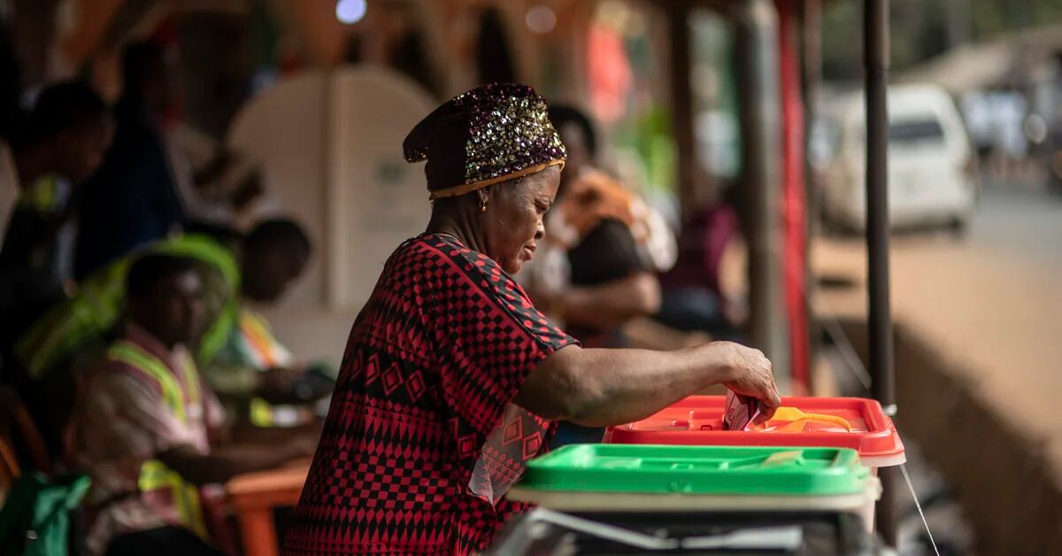 After delay in voting, Nigerians watch vote count