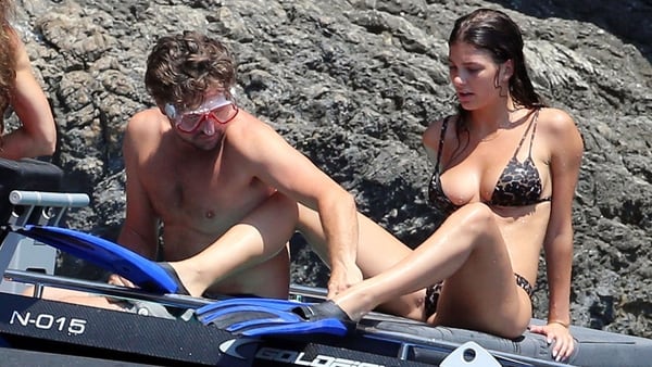 DiCaprio y Camila Morrone disfrutaron de un paseo en barco junto con amigos (Grosby Group)