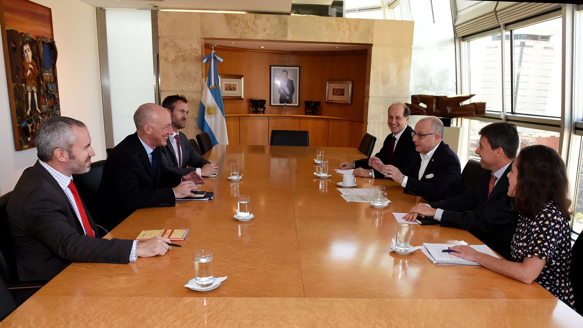 El Canciller Jorge Faurie durante una reunión reciente con el embajador británico Mark Kent
