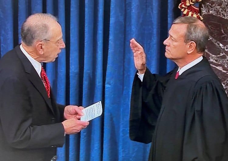 El senador republicano Chuck Grassley, presidente pro tempore del Senado de Estados Unidos, tomó juramento al presidente de la Corte Suprema de Estados Unidos, John Roberts, para que presida el juicio político a Donald Trump (REUTERS/U.S. Senate TV/Handout via Reuters)