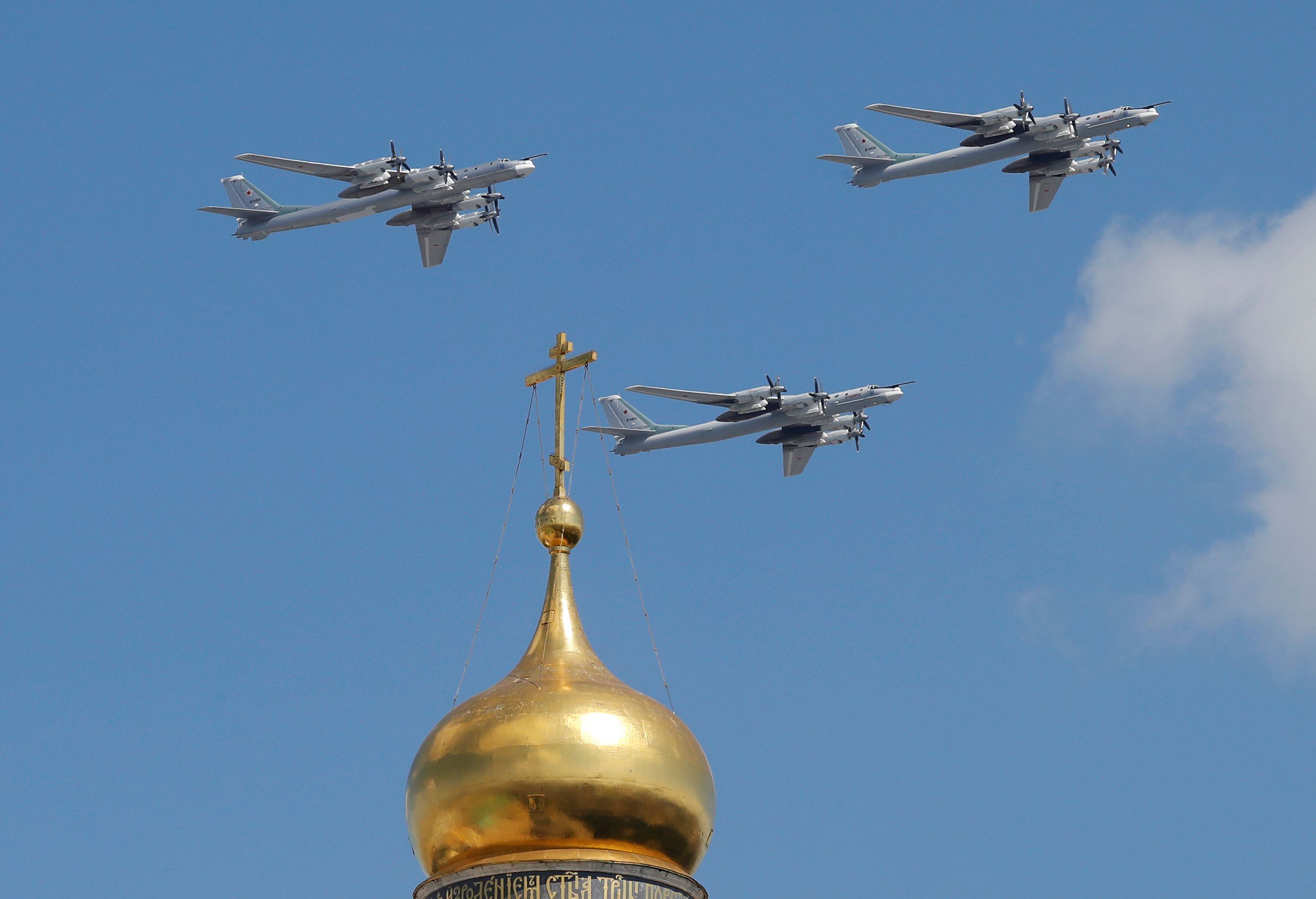 Los lanzamientos se efectuaron cerca de la pasada medianoche desde la zona del Mar Caspio con cuatro bombarderos Tu-95MS. (REUTERS)
