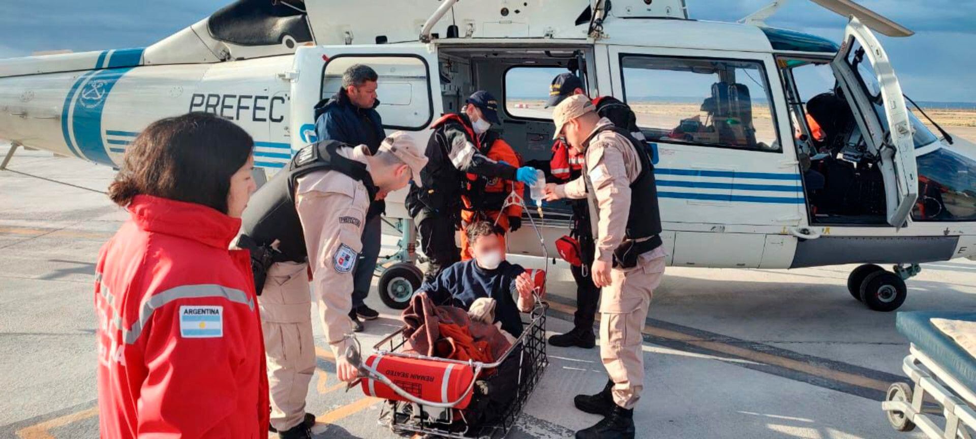 El tripulante asistido fue llevado en helicóptero a la ciudad de Trelew donde recibió la atención médica (PNA)