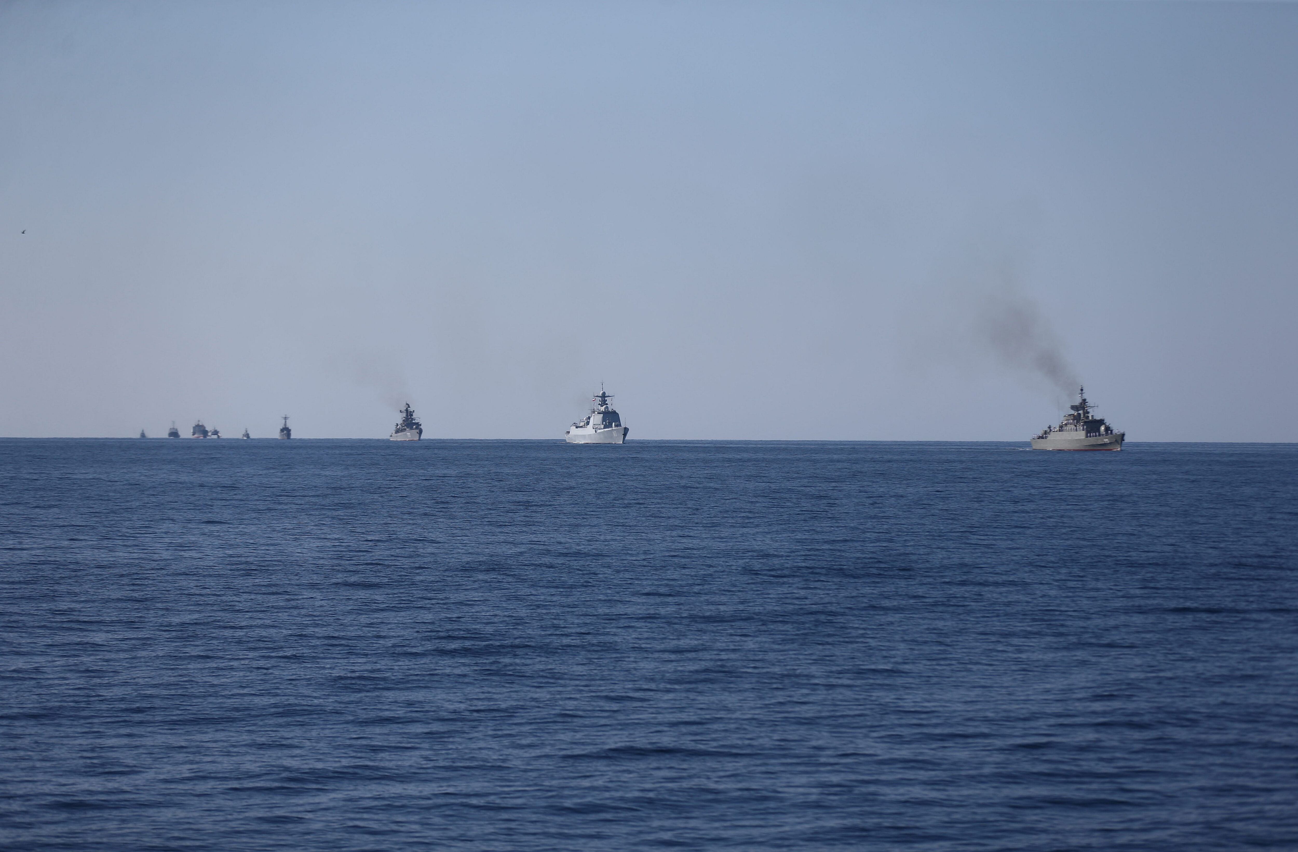 Los regímenes de Rusia, China e Irán realizarán maniobras navales Conjuntas en el golfo de Omán (REUTERS/ARCHIVO)