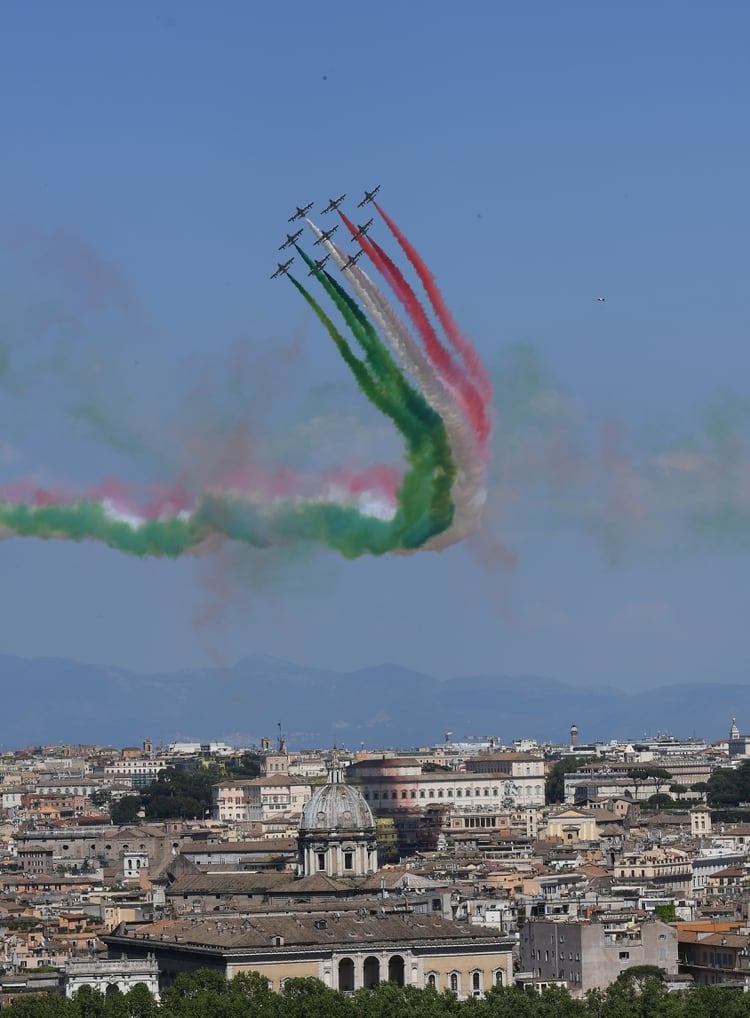 El imponente vuelo de los aviones militares sobre la ciudad de Roma