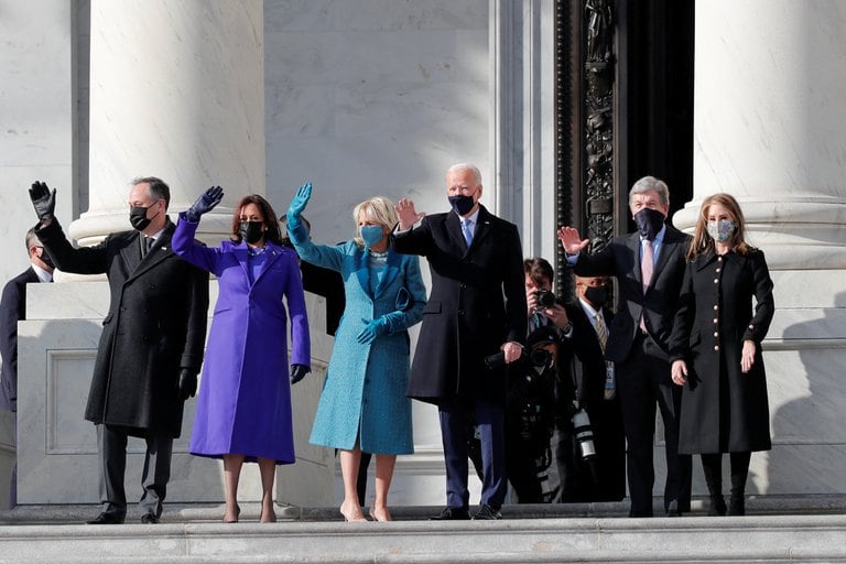 Biden y Harris, a la entrada al Capitolio