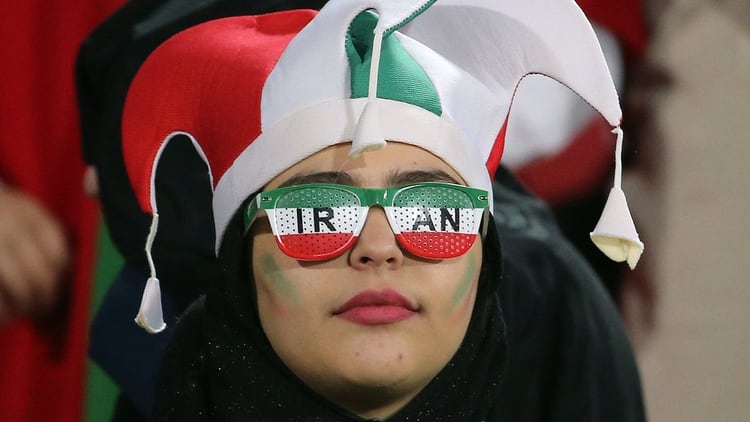 Una de las asistentes al histórico partido de fútbol en un estadio iraní (Photo by ATTA KENARE / AFP)