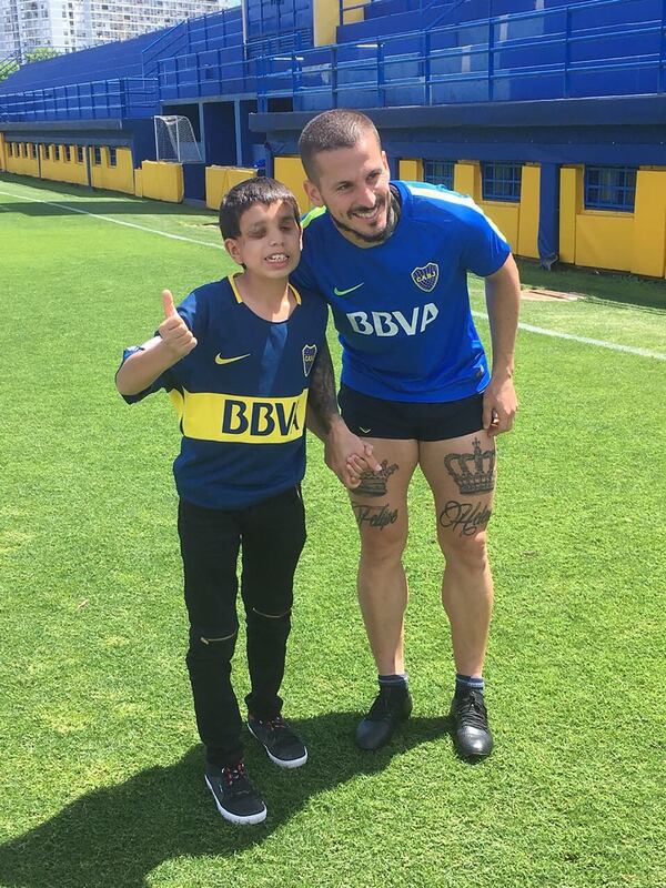 Thiago pudo conocer también a uno de sus ídolos, Darío Benedetto (Club Atlético Boca Juniors)