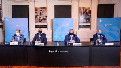 Fernández estuvo acompañado por los gobernadores de Neuquén (Omar Gutiérrez), Santa Fe (Omar Perotti) y Jujuy (Gerardo Morales)