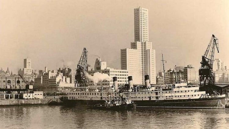 Foto del puerto de Buenos Aires, donde se observa el edificio Alas (durante años el más alto de la ciudad) y, delante, el Alea.