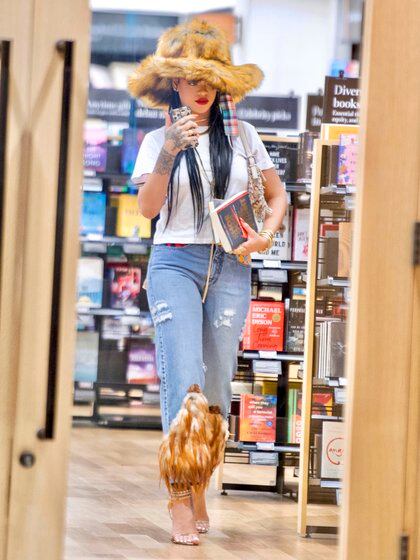 Rihanna fue vista caminando por un shopping de Los Ángeles. La cantante recorrió las tiendas más exclusivas y lució un jean con detalles de piel, una remera blanca y un enorme sombrero de piel. Completó su outfit con estiletos y un tapabocas de colores
