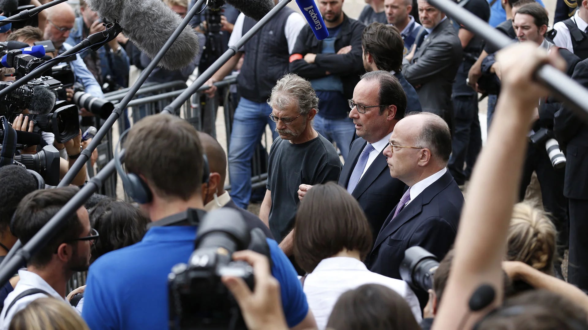 El presidente de Francia viajó al lugar del atentado, donde declaró que se debe luchar contra el ISIS “por todos los medios” (AFP)