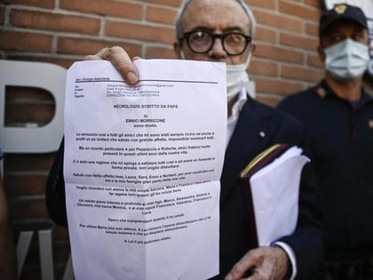 Giorgio Assumma, abogado de Morricone, lee el obituario que escribió el compositor, fallecido este lunes a los 93 años (Foto: Gentileza Corriere della Sera)