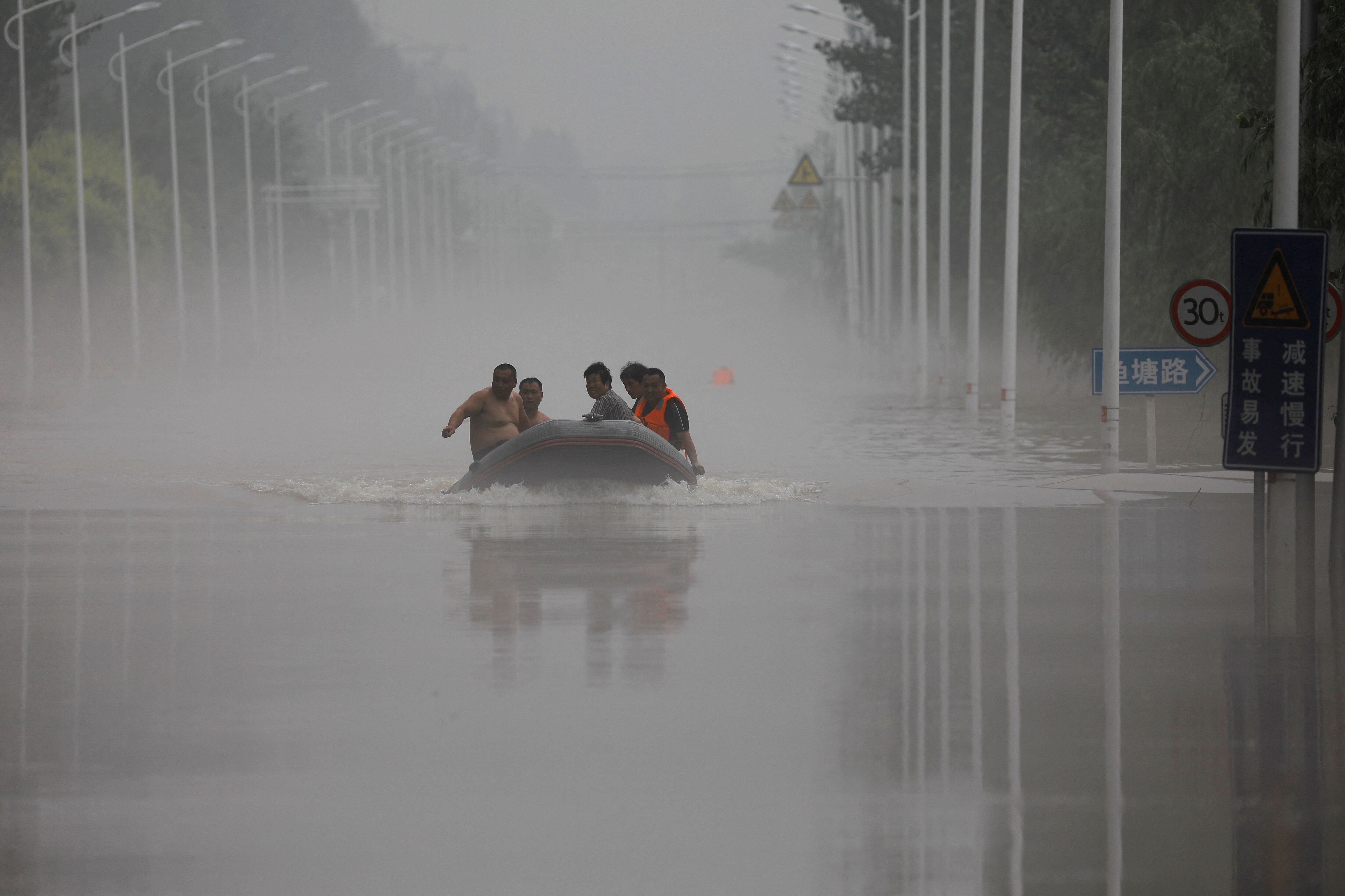 Los efectos del tifón Doksuri provocaron que Beijing y el norte del país sufrieran las lluvias más intensas en más de una década, causando también daños en infraestructuras, evacuaciones de residentes e interrupciones de los servicios públicos y el suministro de alimentos en algunas zonas. (REUTERS)